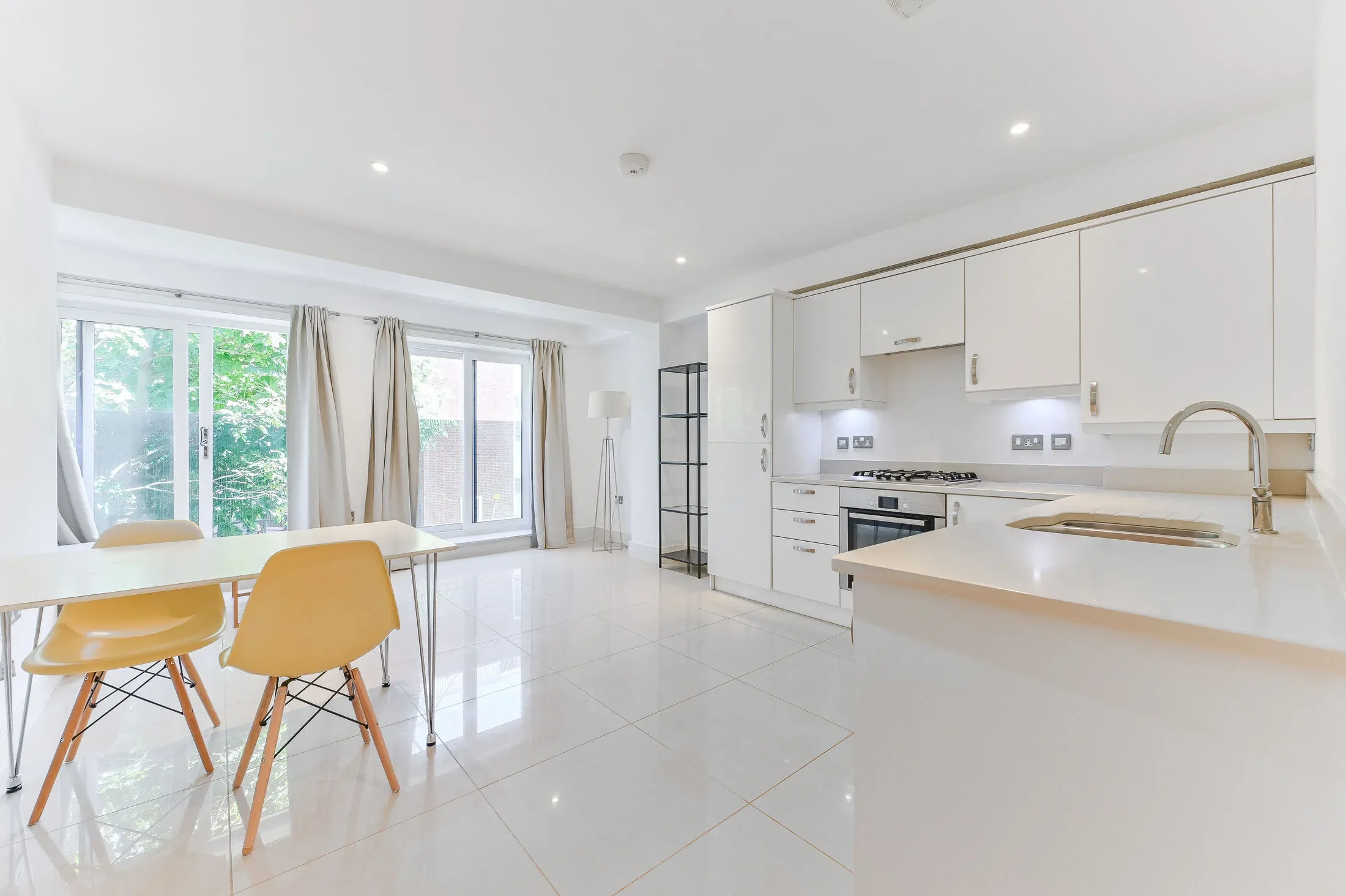 Flat Chestnut Grove in Greater London