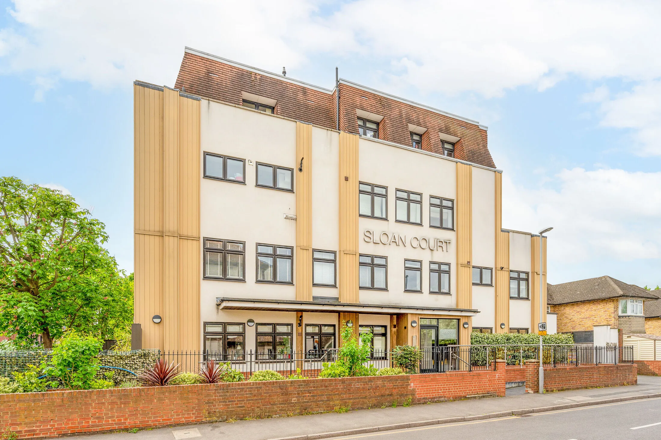 Flat Chestnut Grove in Greater London