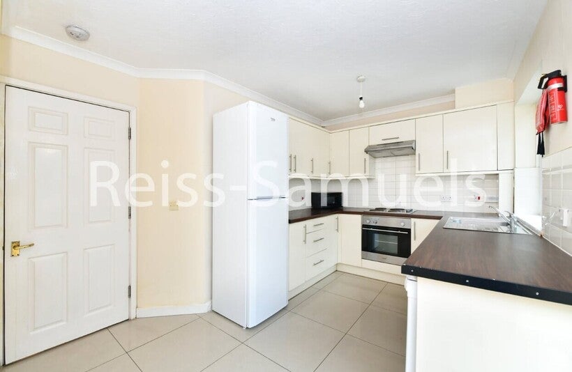 House Barnfield Place in Greater London
