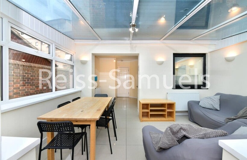 House Barnfield Place in Greater London