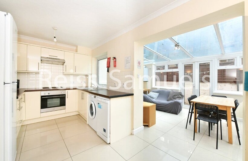 House Barnfield Place in Greater London