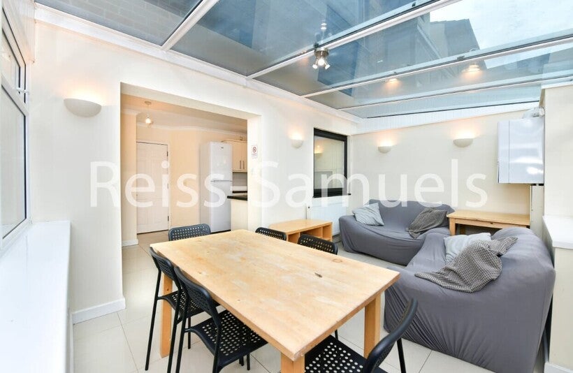 House Barnfield Place in Greater London