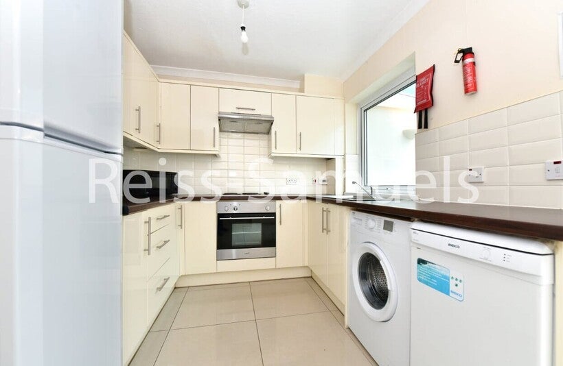 House Barnfield Place in Greater London