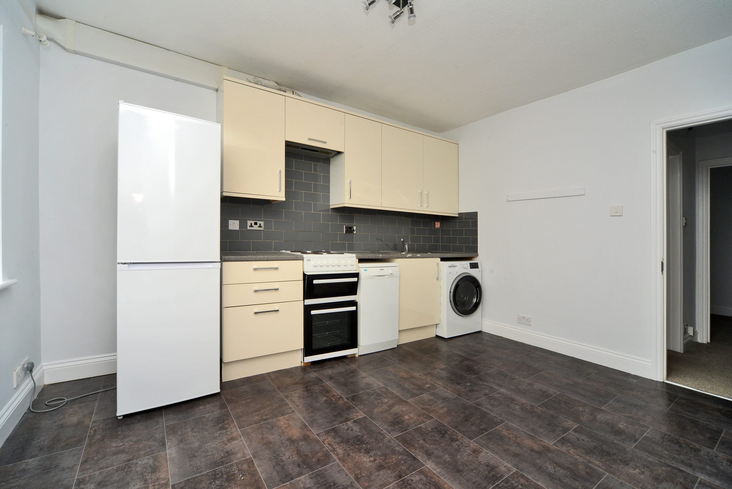 Flat Walton Road in Walton on Thames