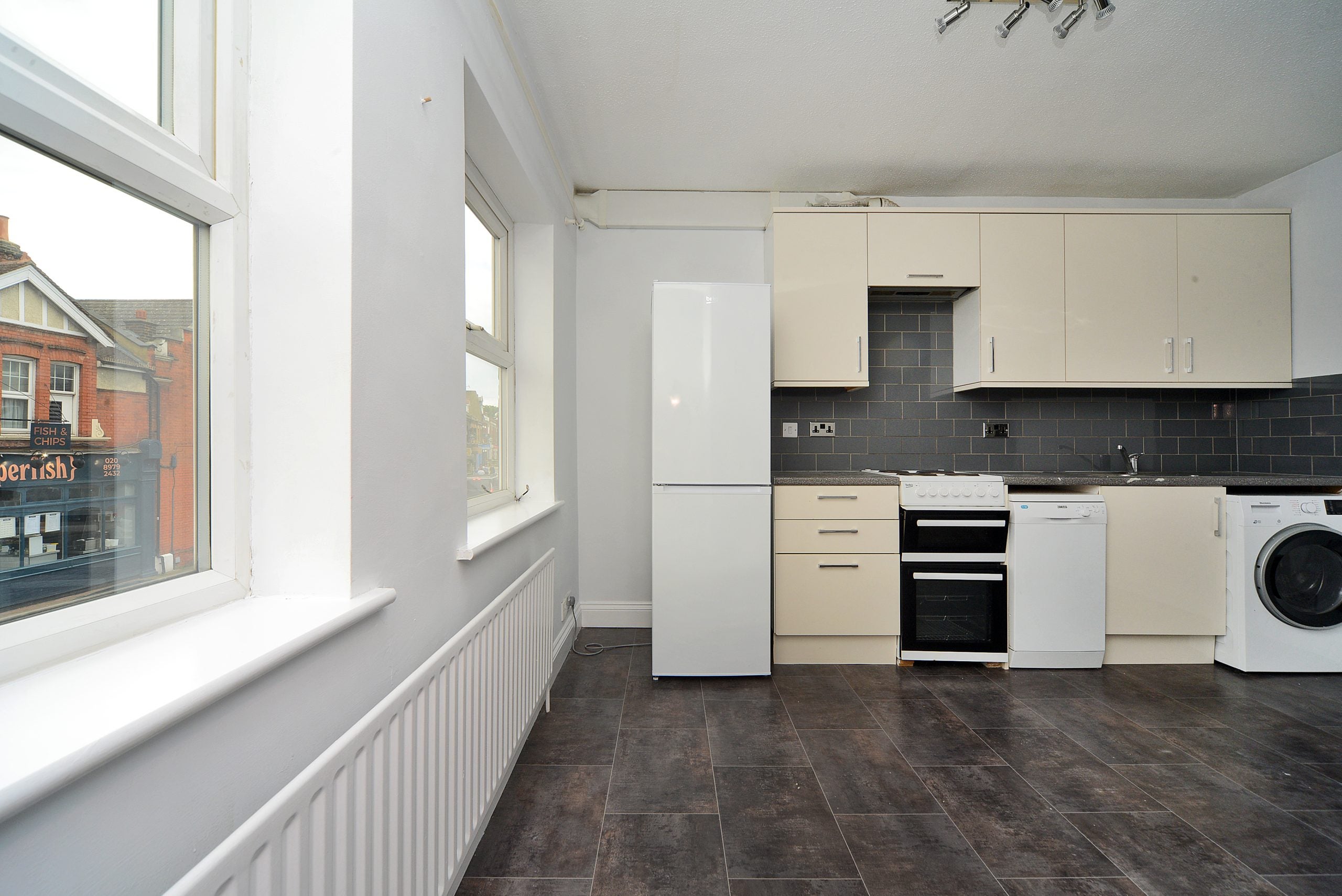 Flat Walton Road in Walton on Thames