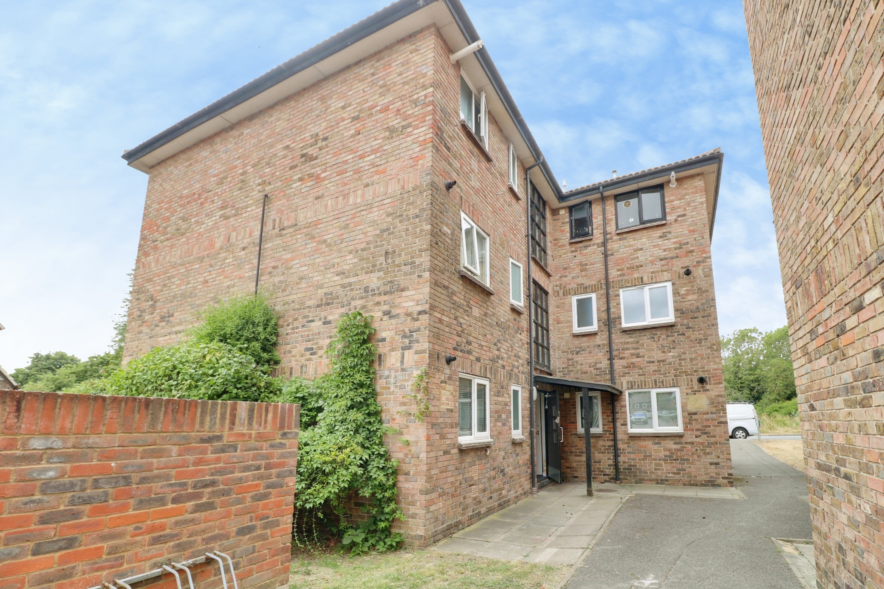 Flat Burnt Mills Road in Basildon