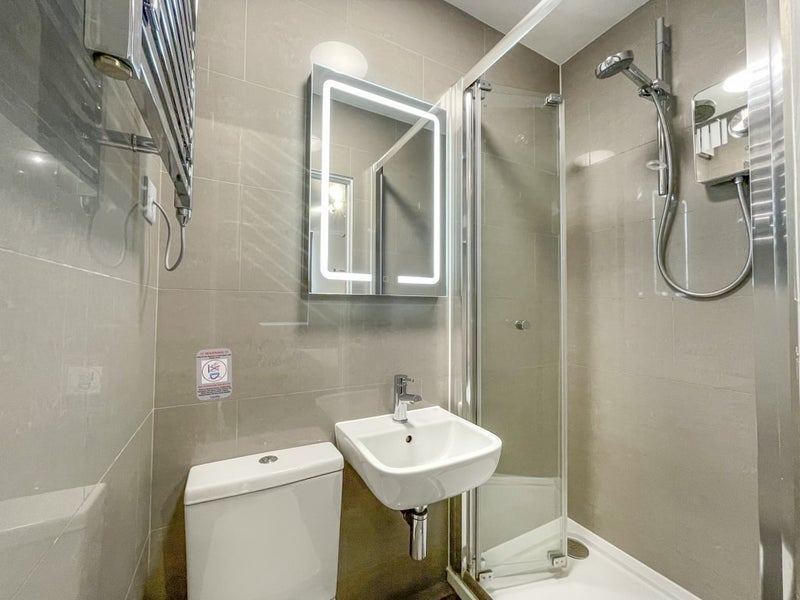 Room Surrey Lane in Greater London