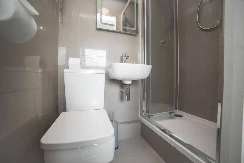 Room Surrey Lane in Greater London