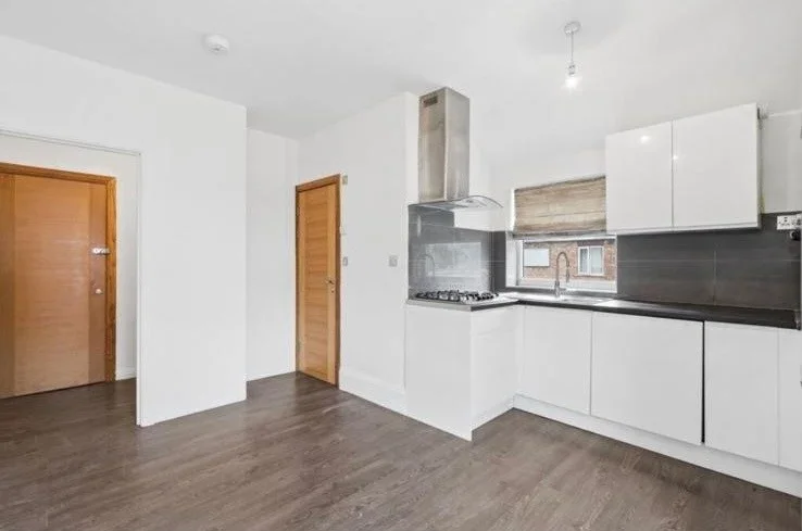 Flat Hilliard Road in Greater London