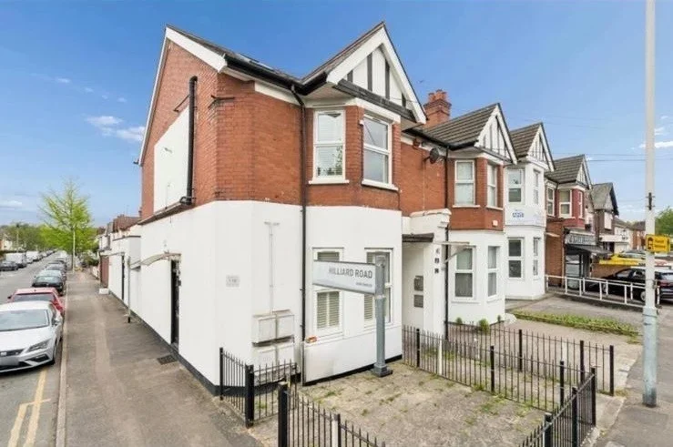 Flat Hilliard Road in Greater London