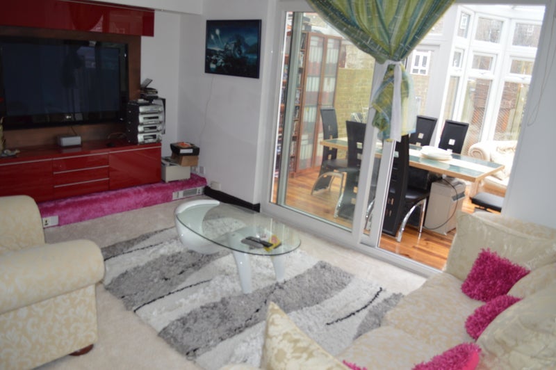 Room Jarrow Way in Greater London
