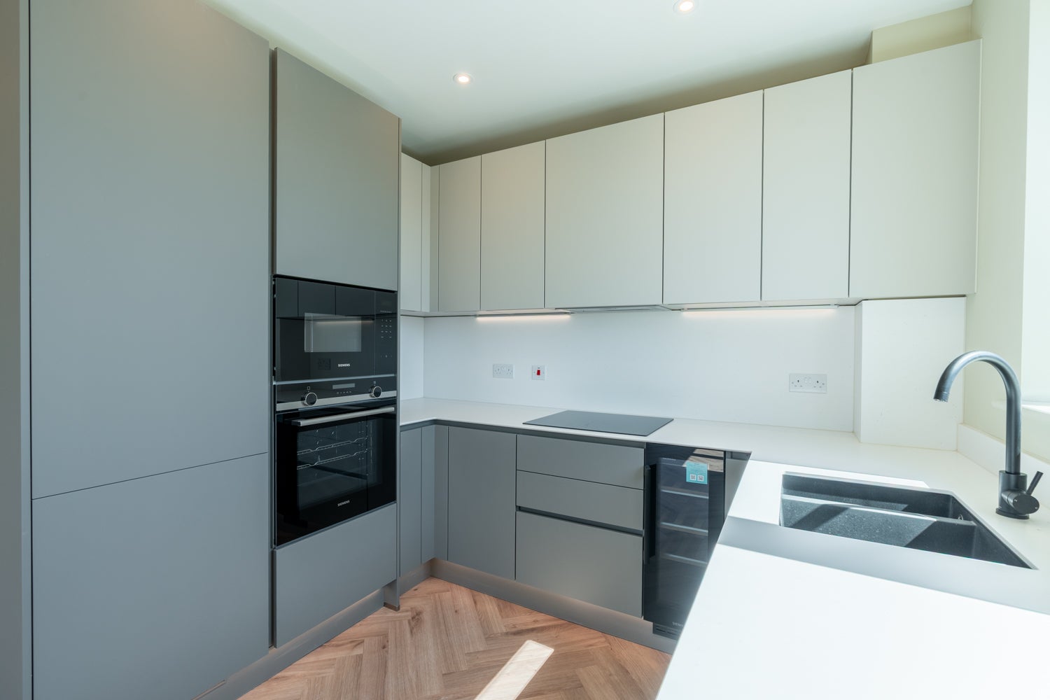 Flat Lapidge Drive in Greater London