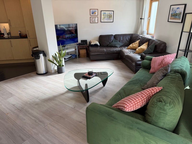 Flat Pancras Way in Greater London