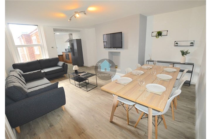 Flat Bolingbroke Street in Newcastle upon Tyne
