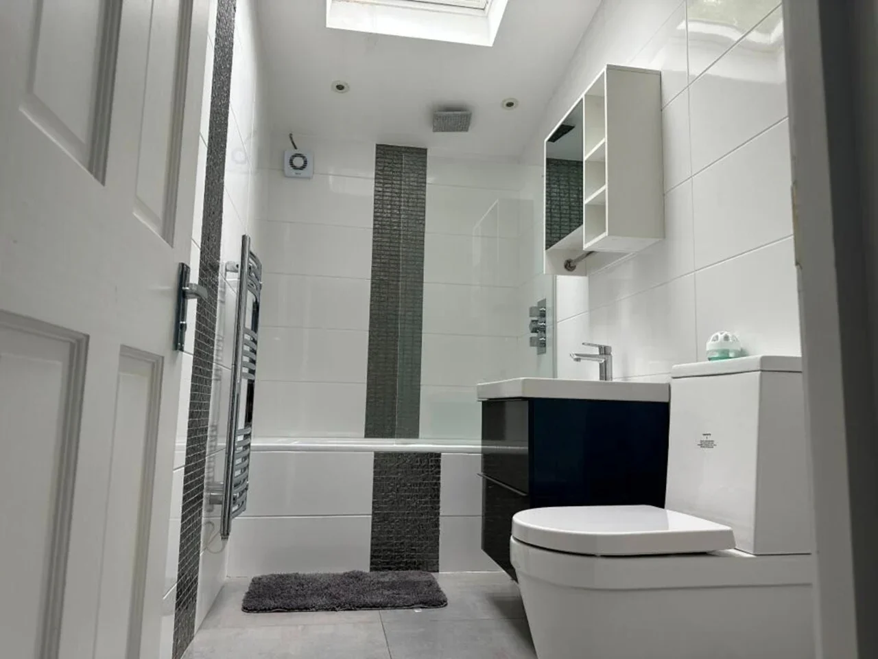 Flat Derwent Avenue in Greater London