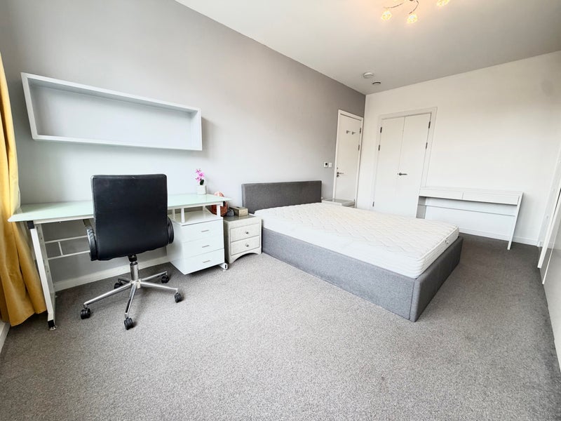 Room Creighton Avenue in Greater London