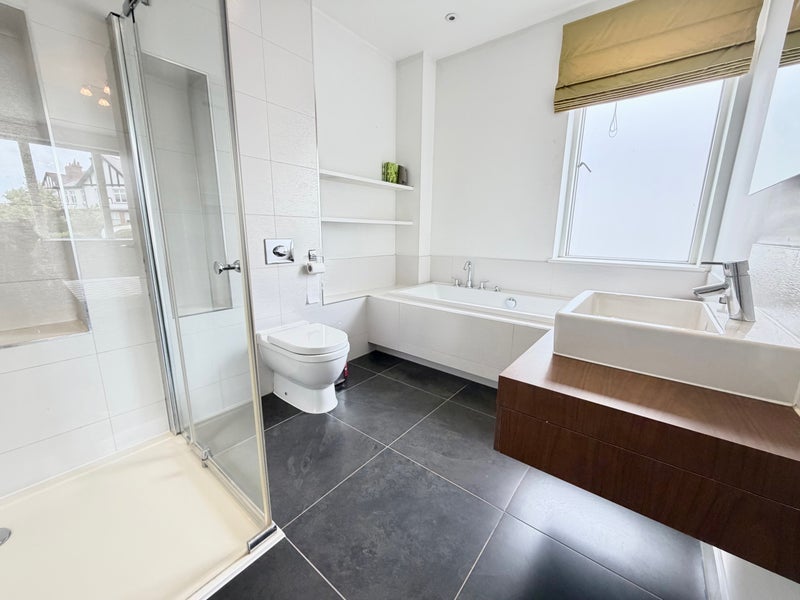 Room Creighton Avenue in Greater London
