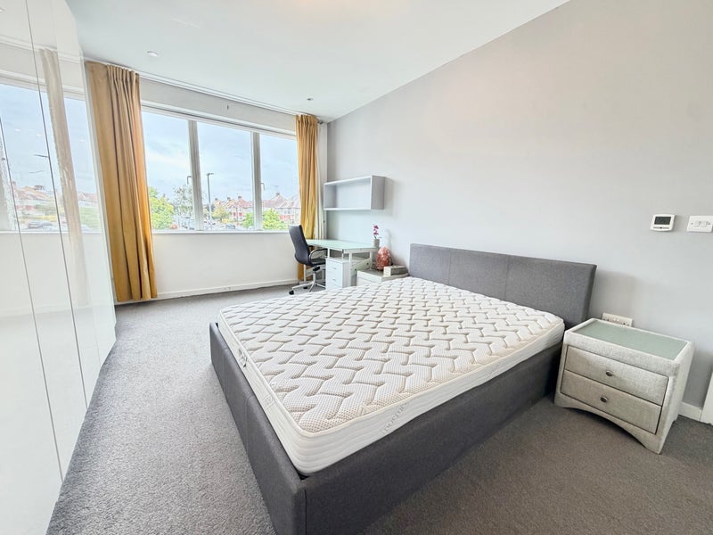 Room Creighton Avenue in Greater London