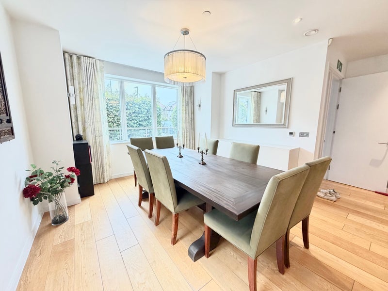 Room Creighton Avenue in Greater London