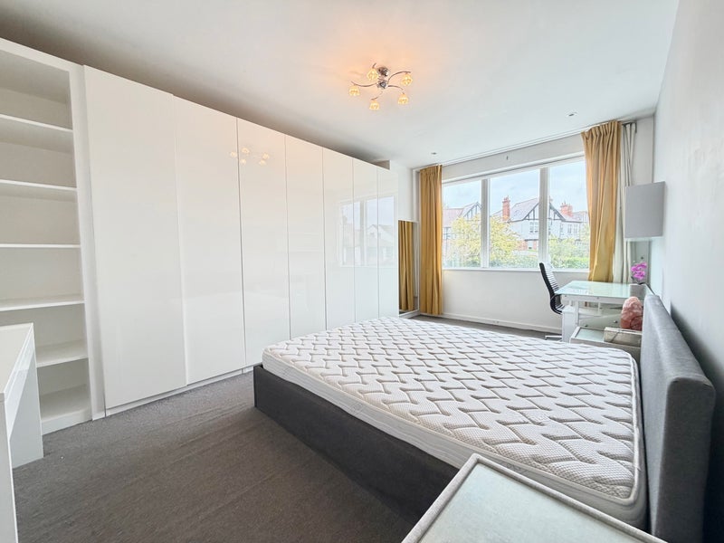 Room Creighton Avenue in Greater London