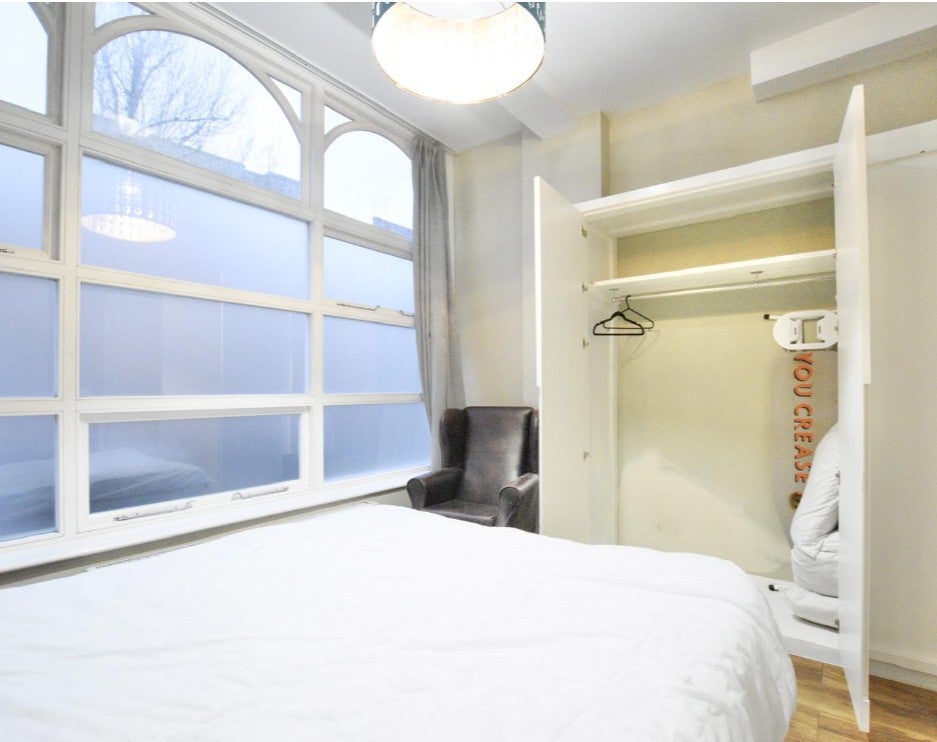 Flat Grafton Road in Greater London