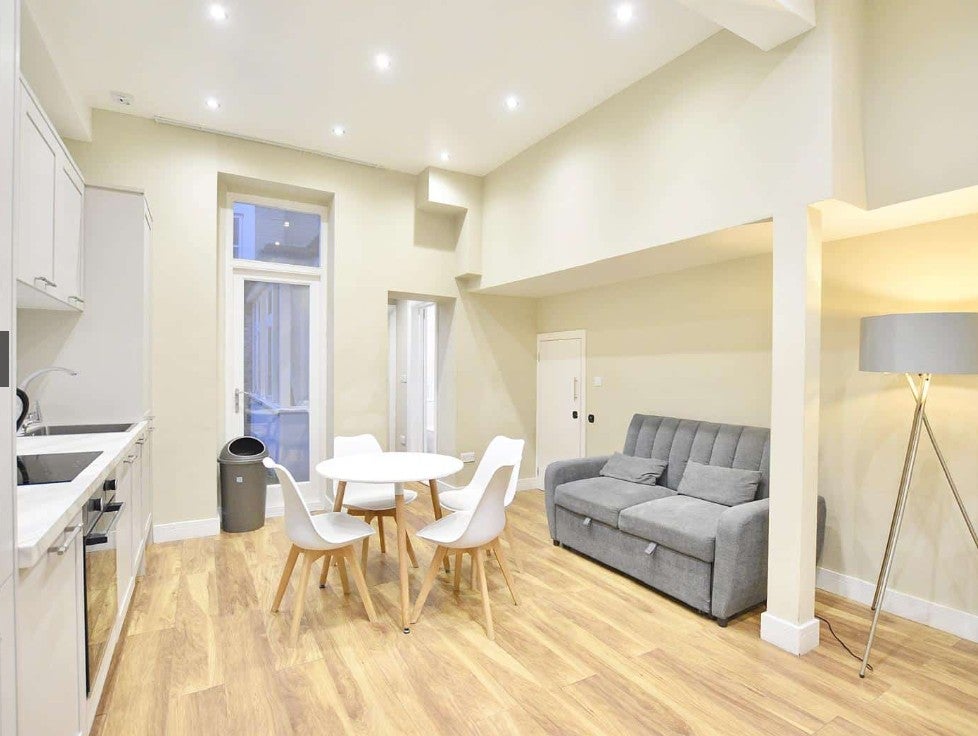 Flat Grafton Road in Greater London