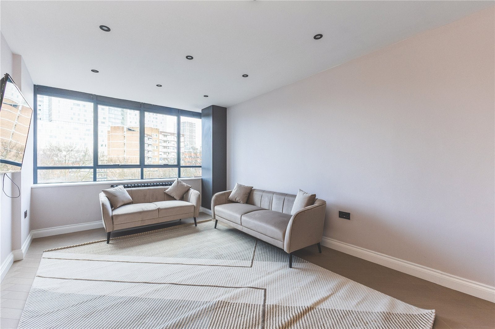 Flat Philpot Street in Greater London