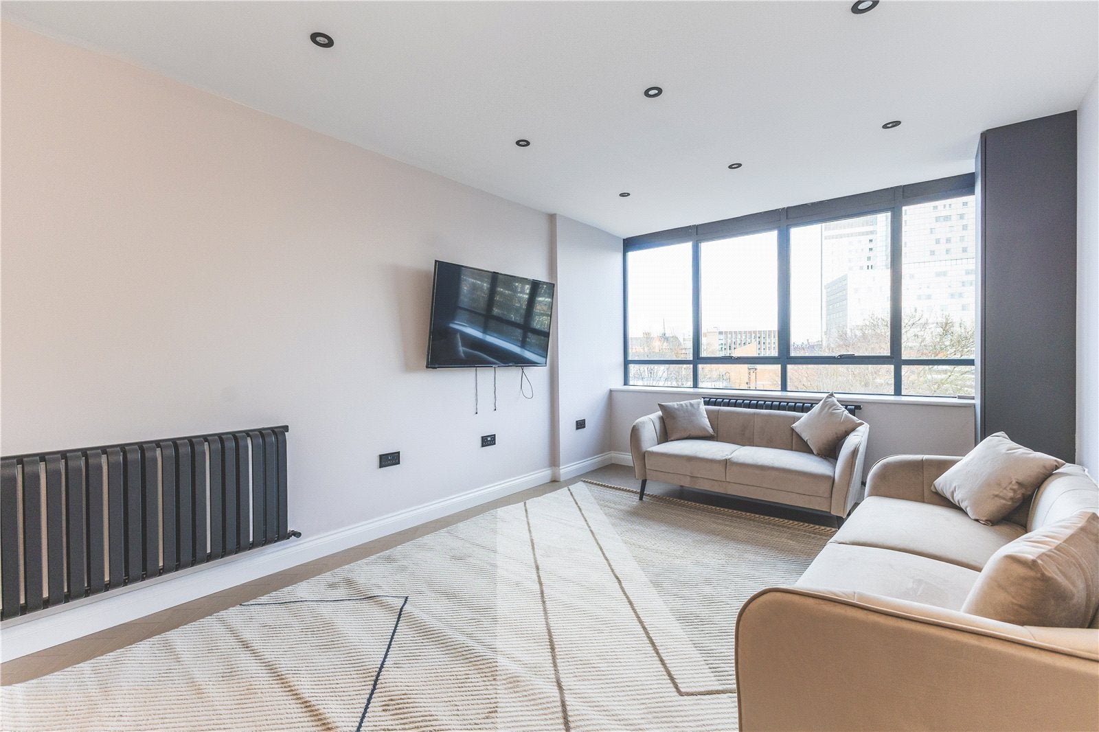 Flat Philpot Street in Greater London