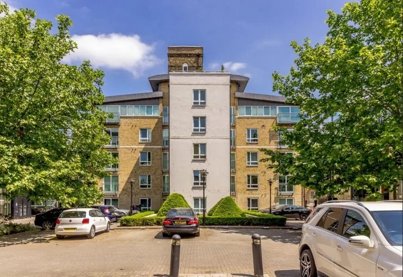 Flat Hopton Road in Greater London