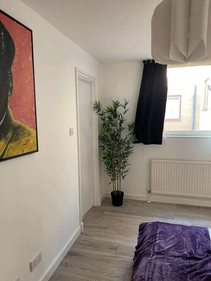Flat Cape Yard in Greater London