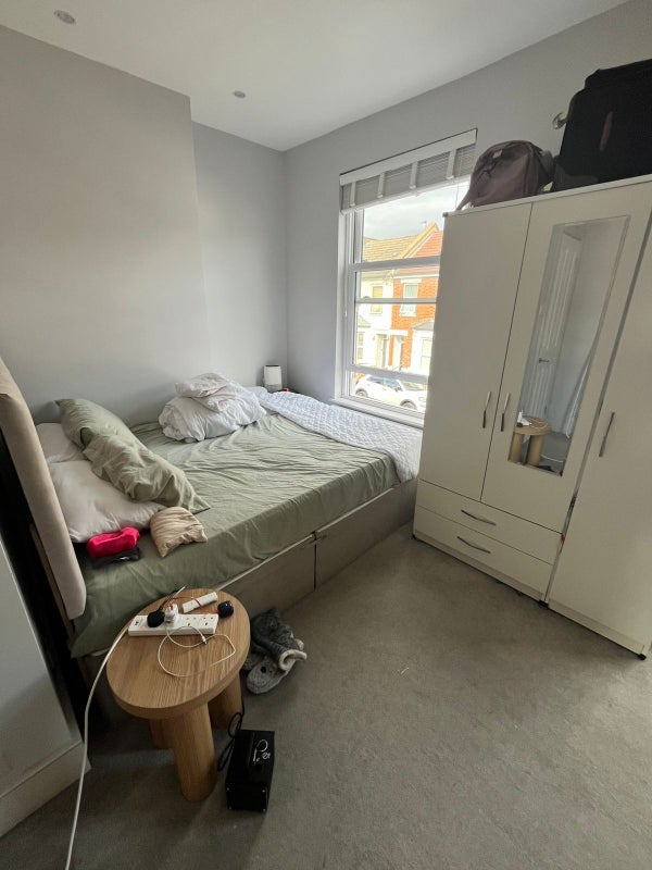 Room Greyhound Road in Greater London