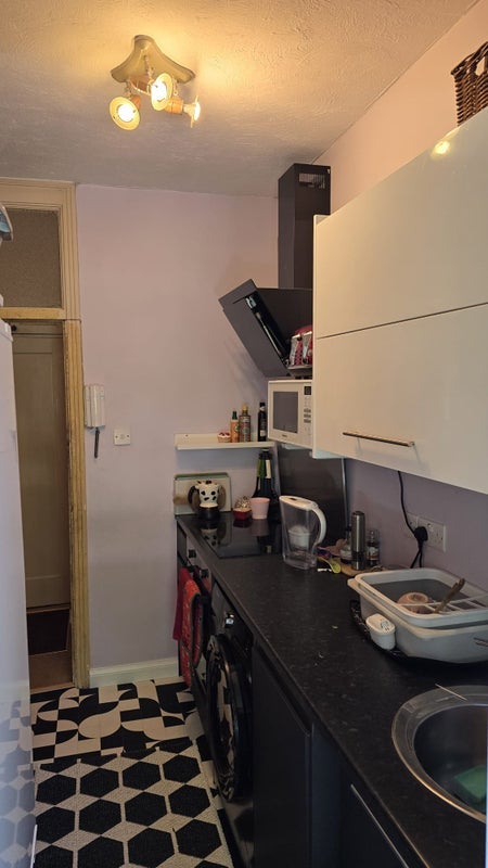 Flat Grover Court in Greater London