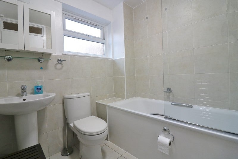 Flat Montpelier Road in Greater London