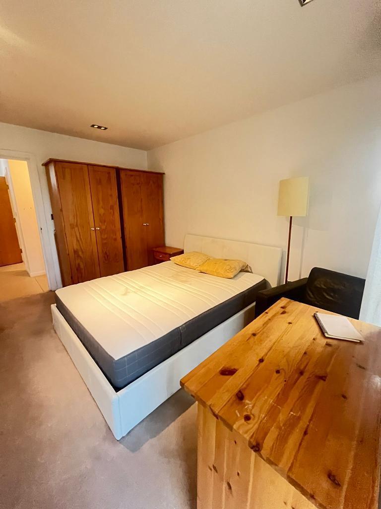 Flat Westferry Circus in Greater London