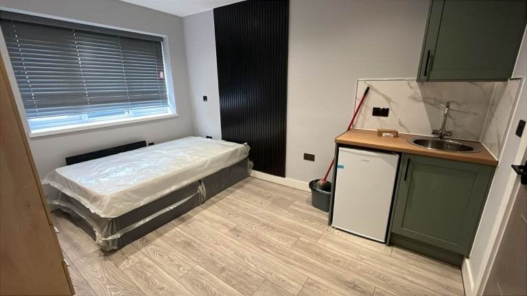 Flat Ashburnham Road in Greater London