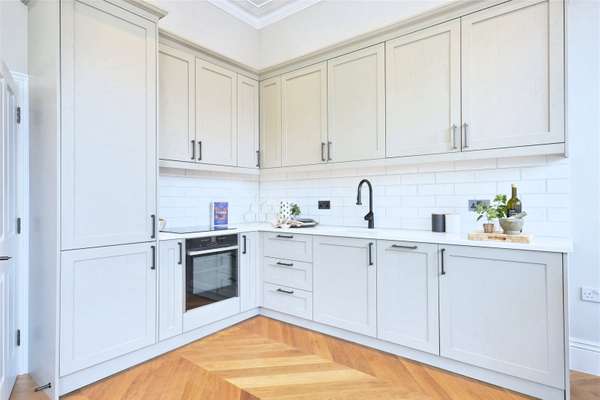Flat Elgin Avenue in City of Westminster