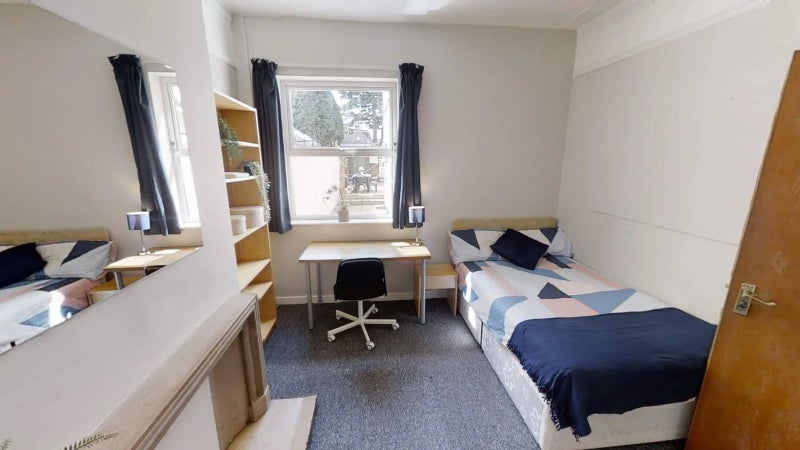 Room Fishponds Road in Bristol