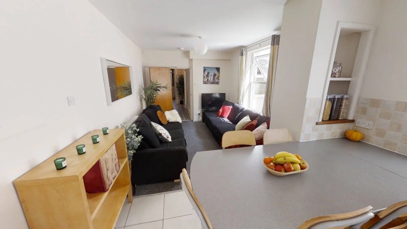 Room Fishponds Road in Bristol