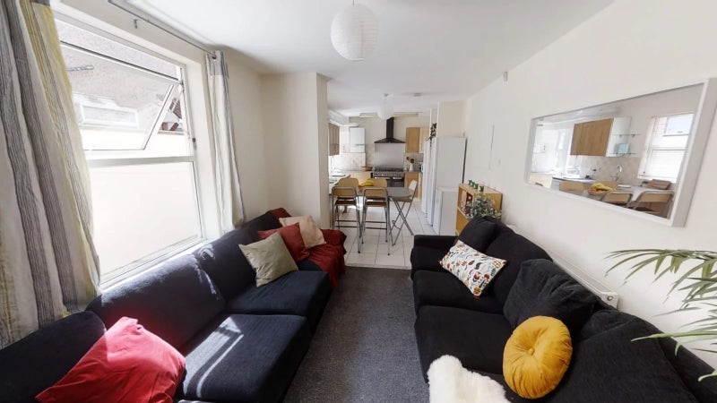 Room Fishponds Road in Bristol