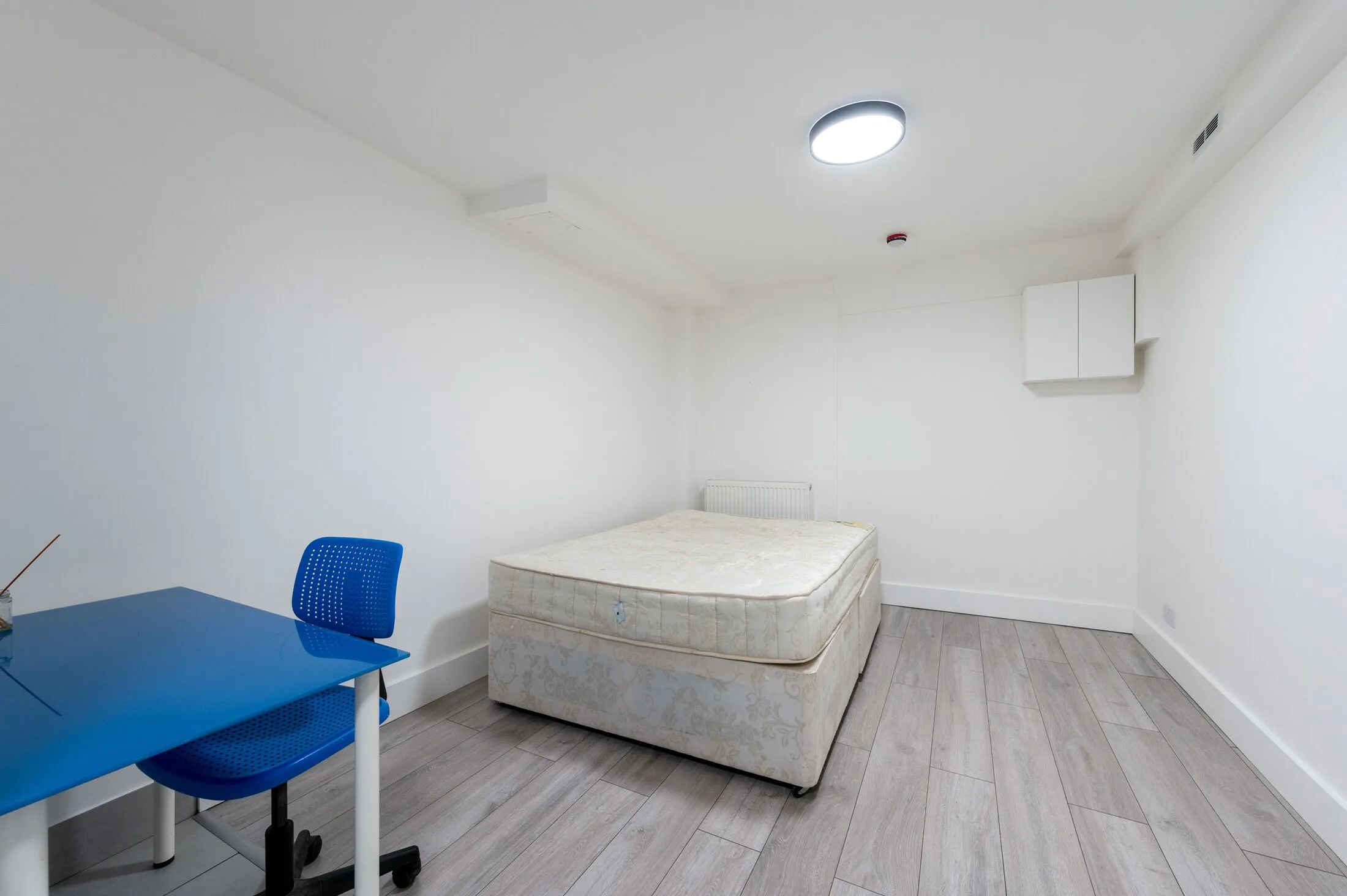 Flat Hardman Road in Greater London