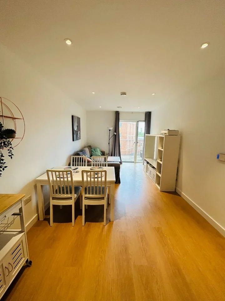 Flat Maud Street in Greater London