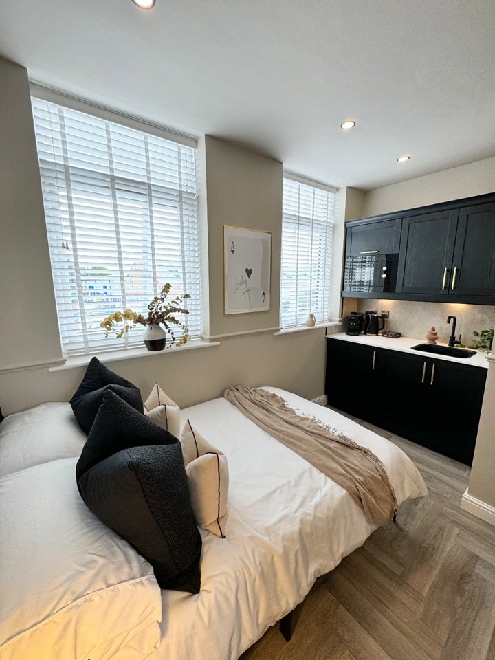 Room Moorside Road in Salford