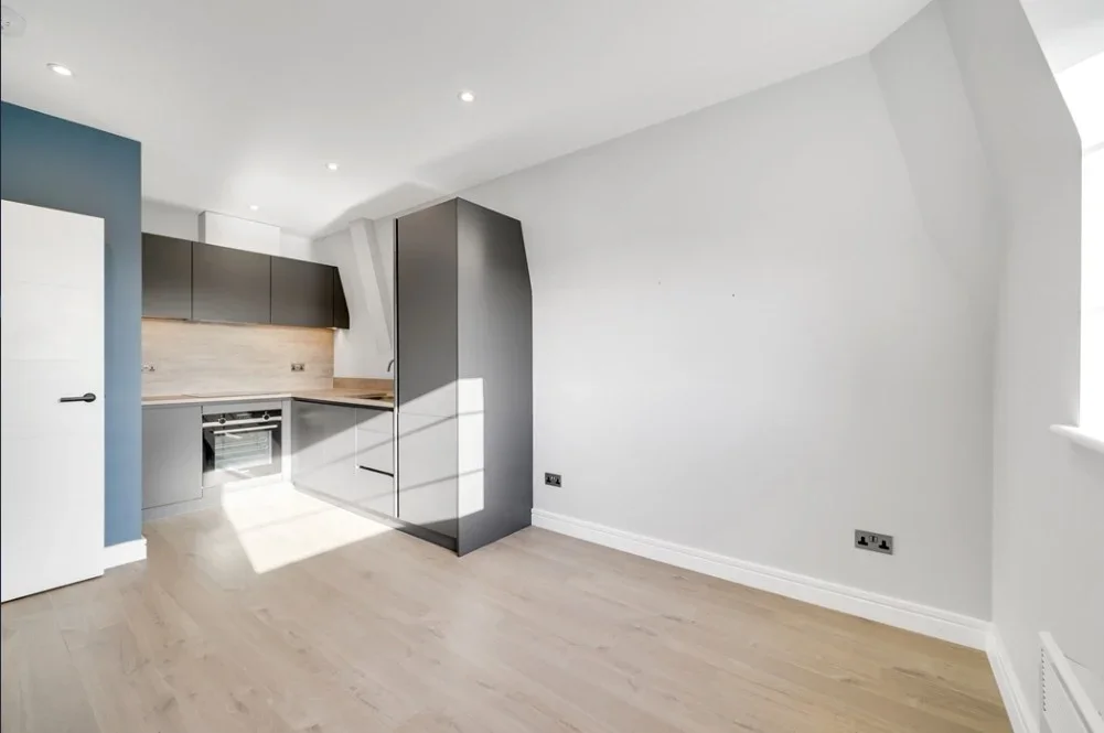 Flat Batavia Road in Borough of Spelthorne