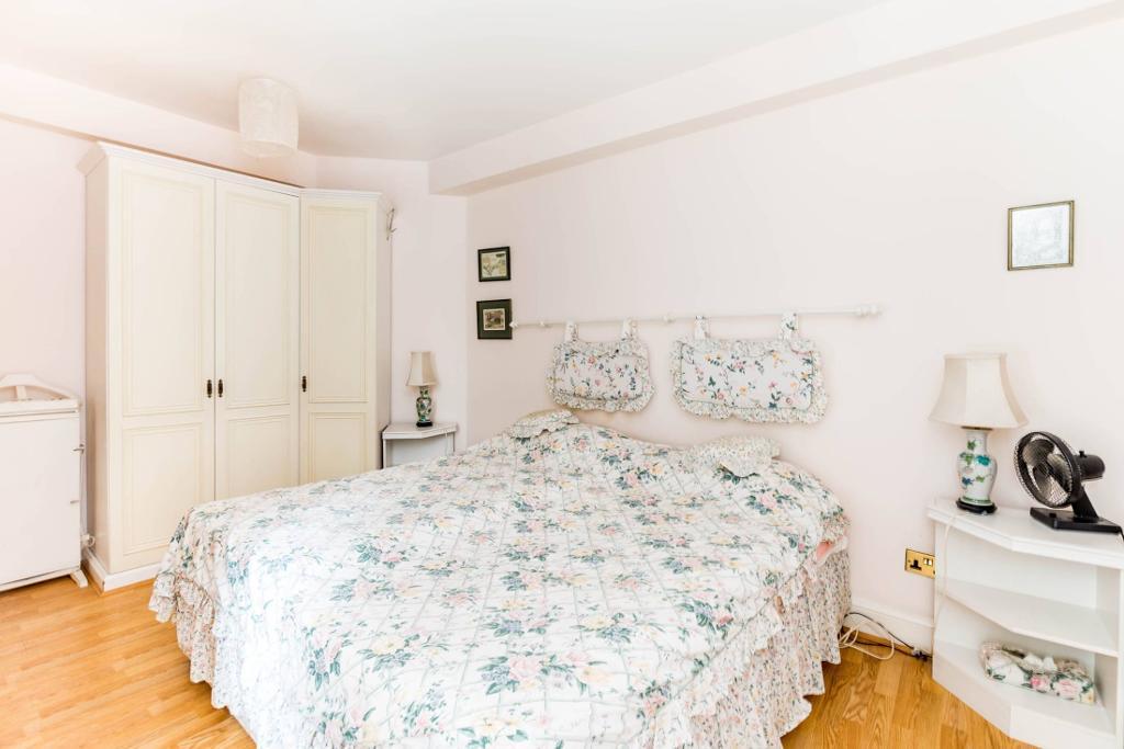 Flat Sloane Avenue in Greater London
