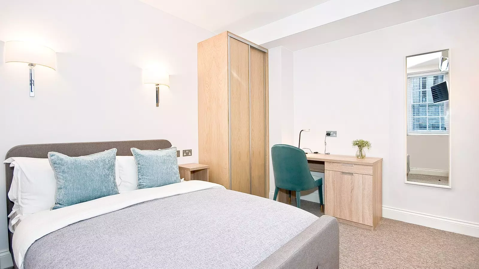 Flat Essex Street in City of Westminster