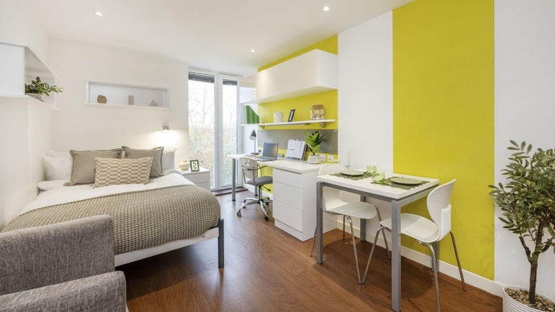 Room Winstanley Road in Greater London