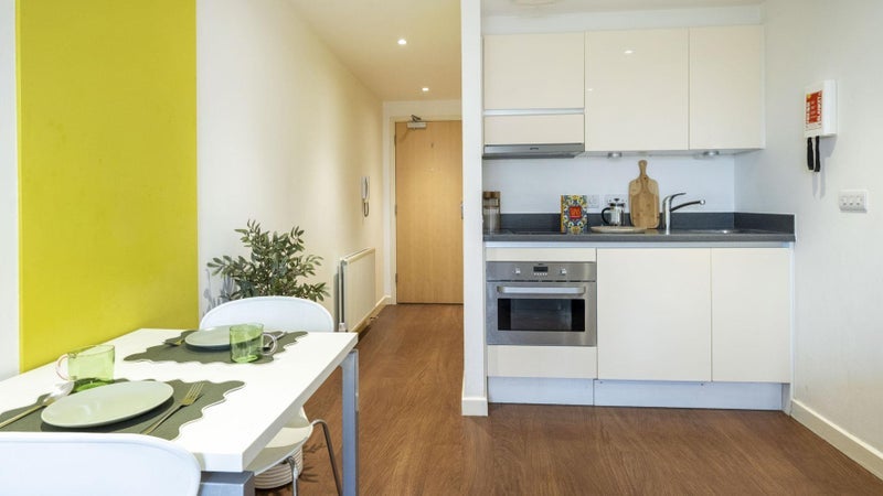 Room Winstanley Road in Greater London