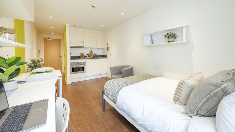 Room Winstanley Road in Greater London