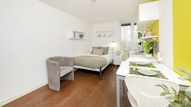 Room Winstanley Road in Greater London