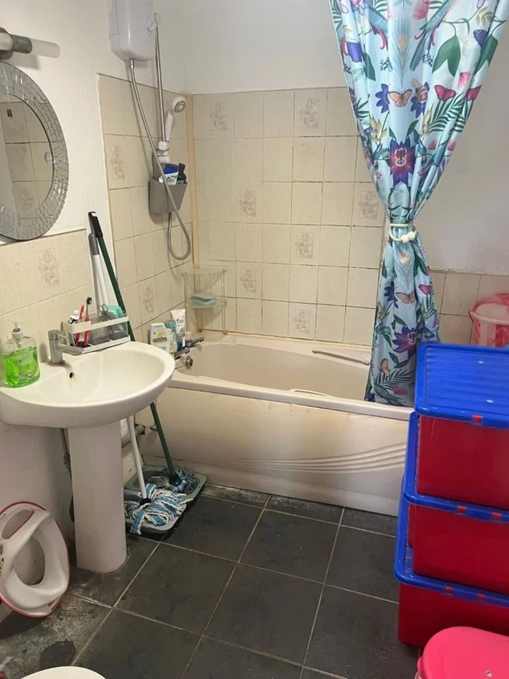 Room Beam Avenue in Greater London